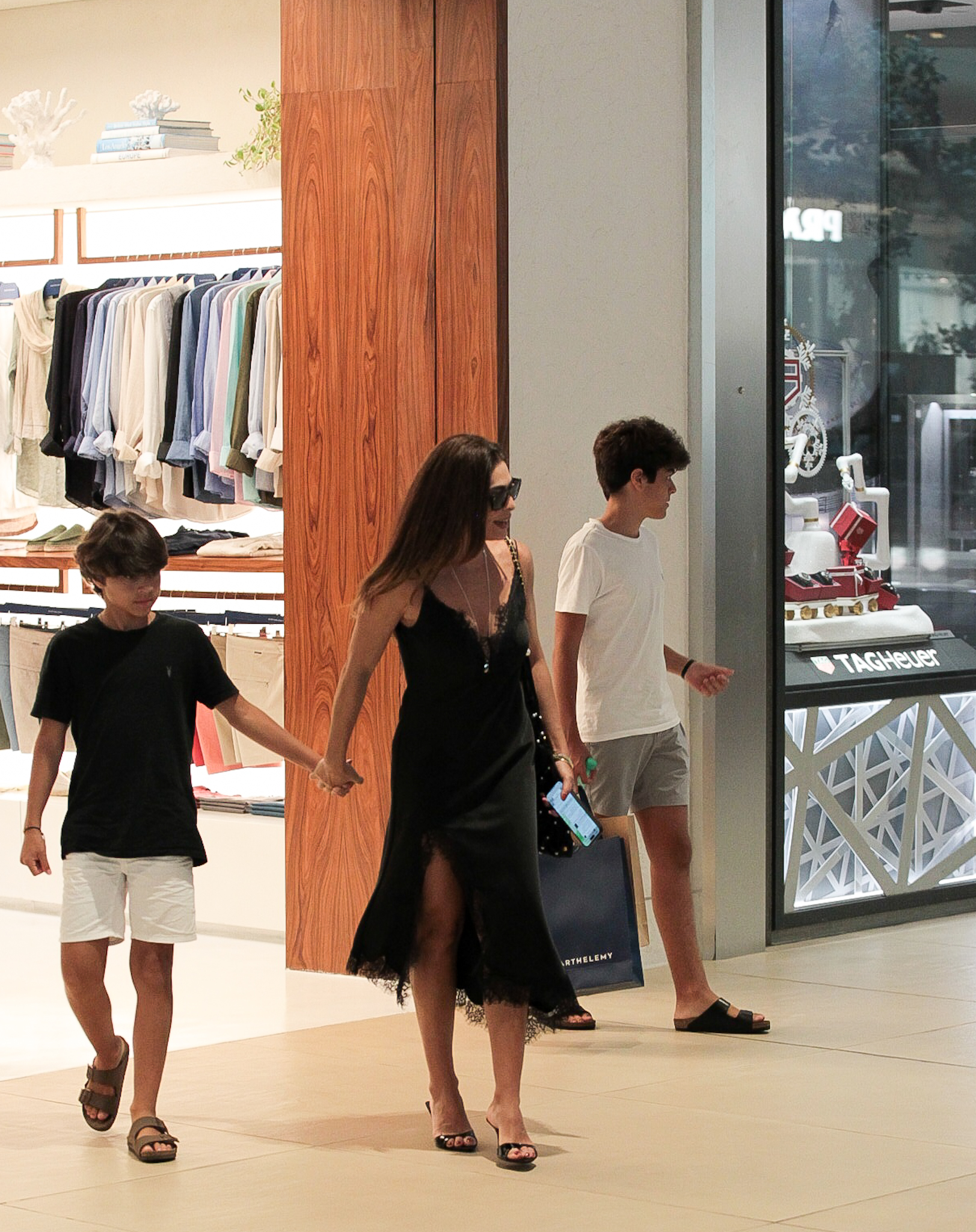 Juliana Paes curte passeio com os filhos - Foto: Edson Douglas / AgNews