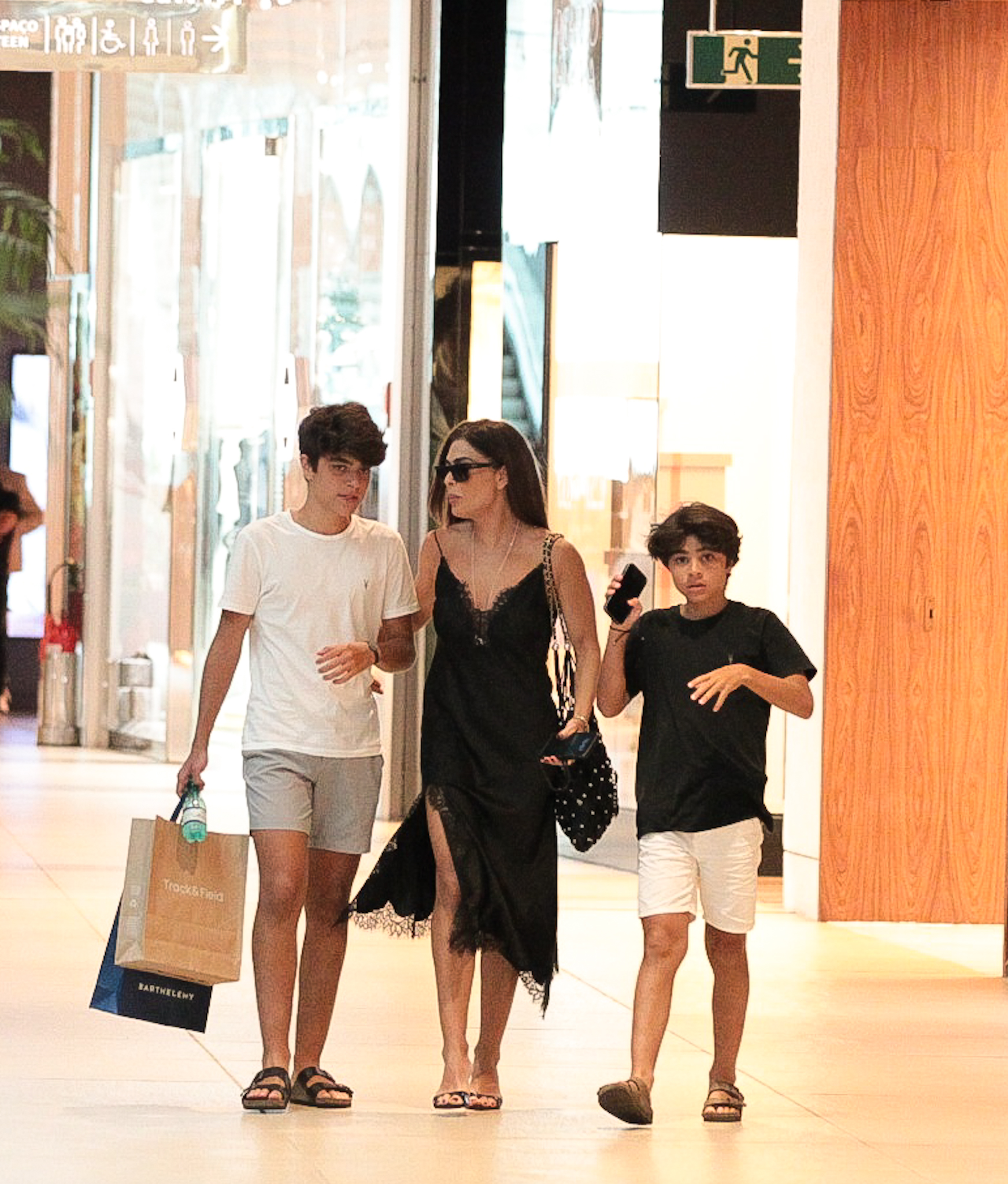 Juliana Paes curte passeio com os filhos - Foto: Edson Douglas / AgNews