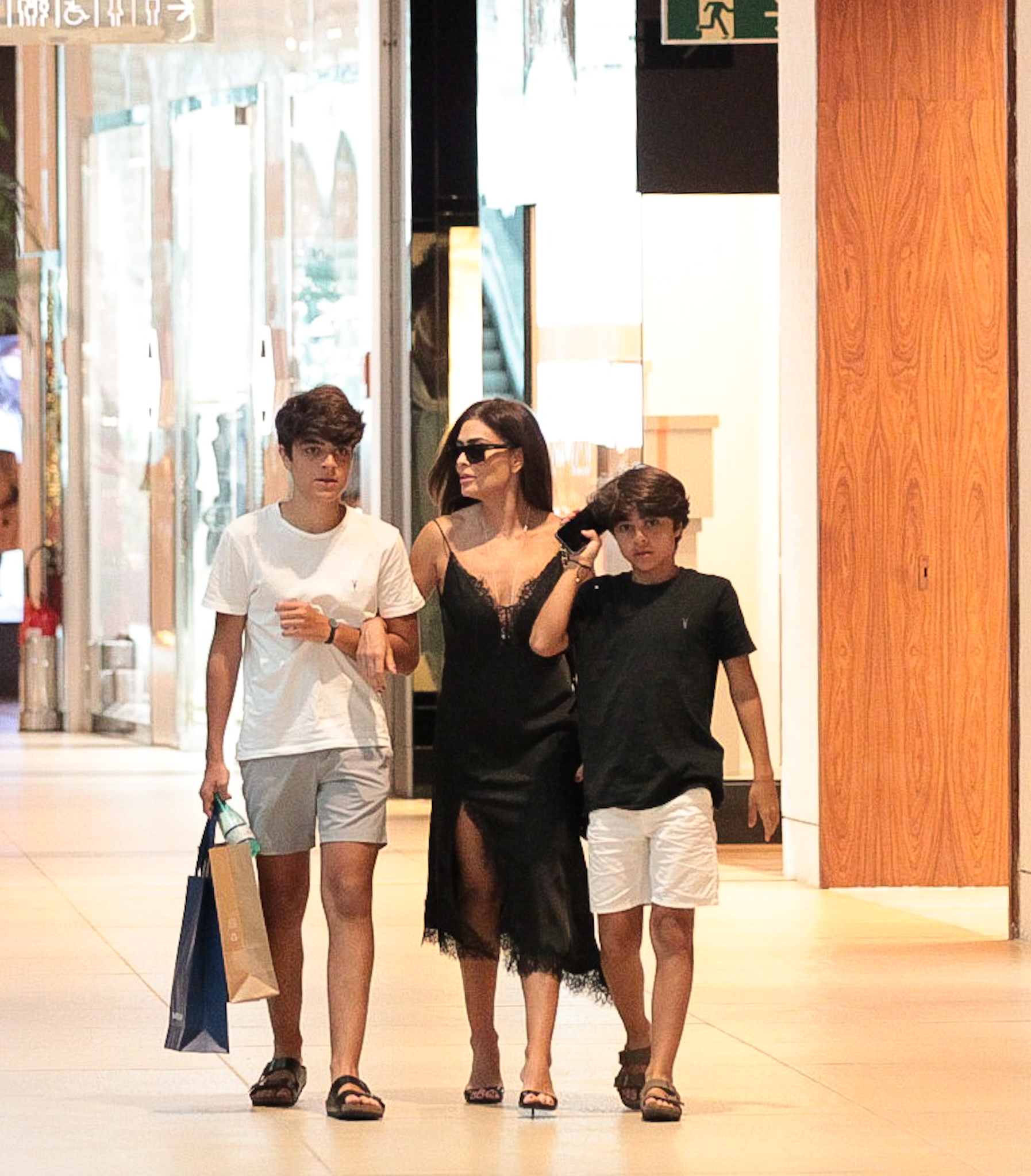 Juliana Paes curte passeio com os filhos - Foto: Edson Douglas / AgNews