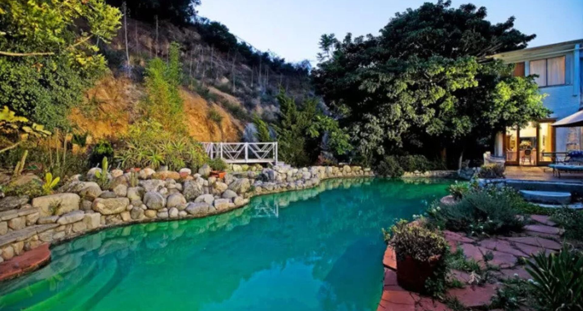 Ator celebra 54 anos com mansão que foi palco da Segunda Guerra Mundial e fortuna de R$ 500 milhões