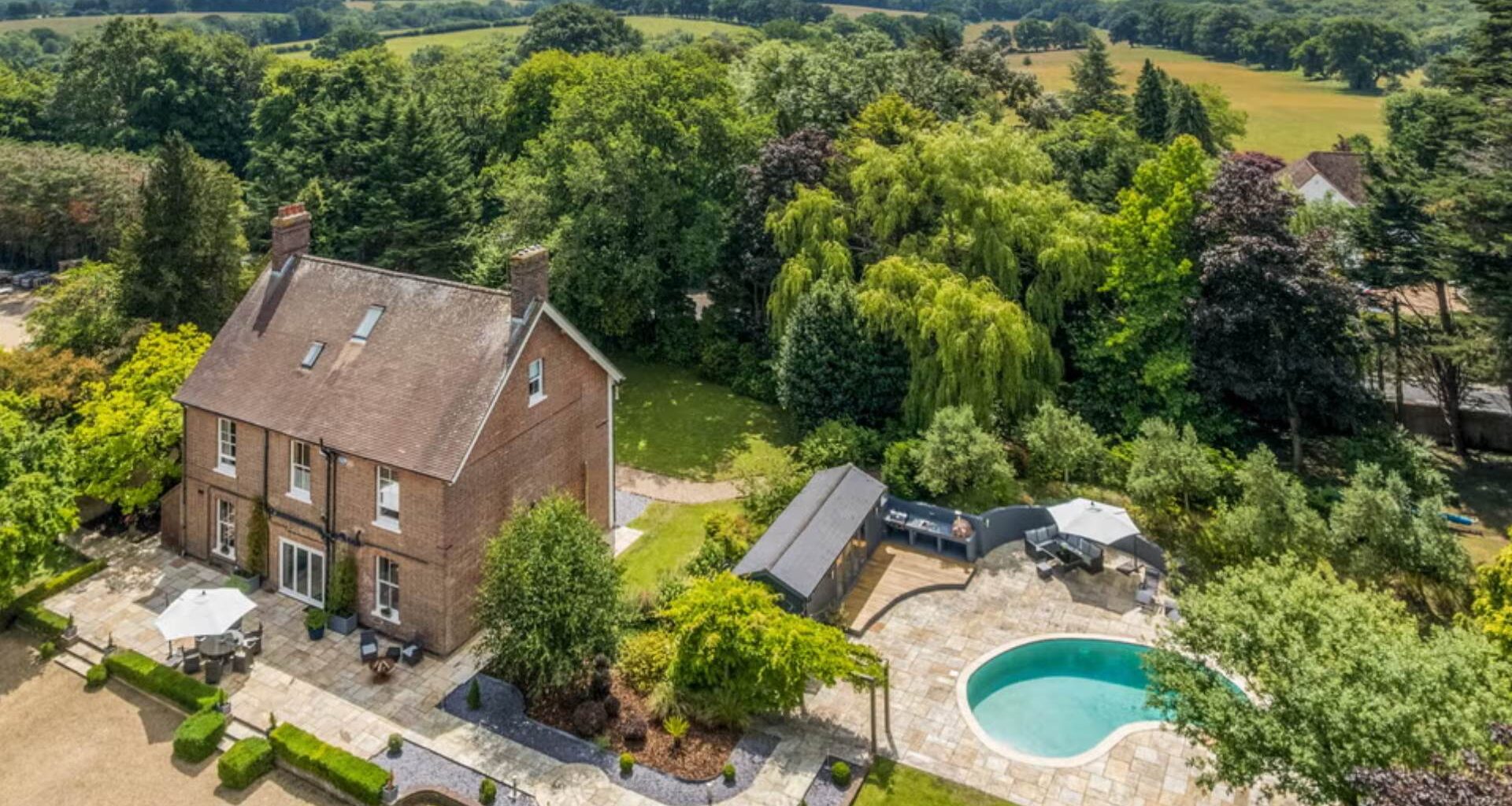 Mansão fica localizada em Battle, no condado de East Sussex, perto da costa sul da Inglaterra - Foto: Divulgação/Knight Frank