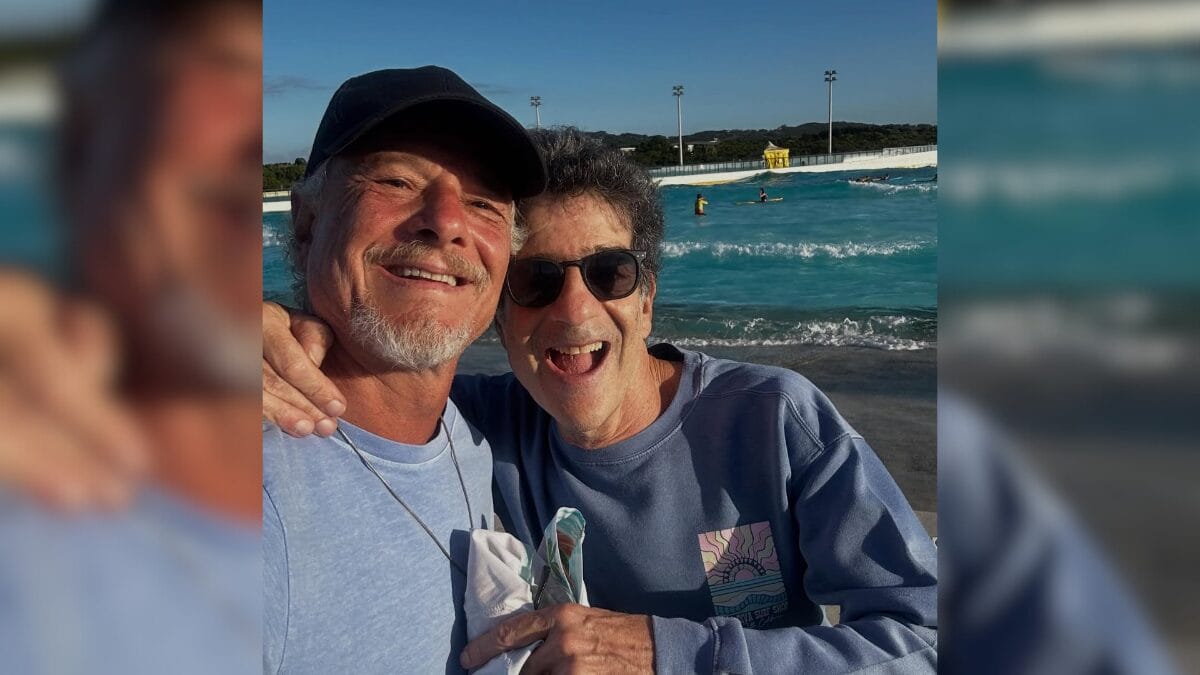 Marcello Novaes e George Israel em praia de SC