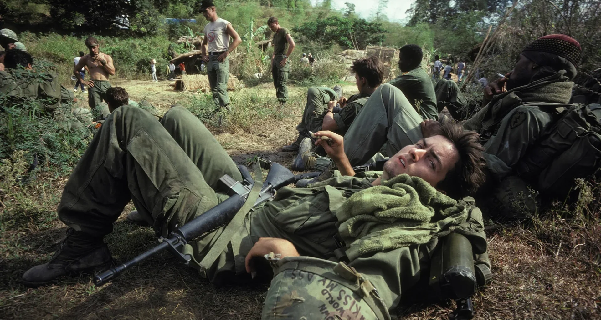 Charlie Sheen, Willem Dafoe e Forest Whitaker à queima-roupa: “Platoon” volta a expor a guerra sem anestesia no Prime Video