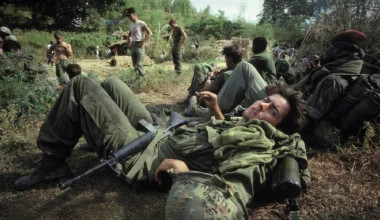 Charlie Sheen, Willem Dafoe e Forest Whitaker à queima-roupa: “Platoon” volta a expor a guerra sem anestesia no Prime Video