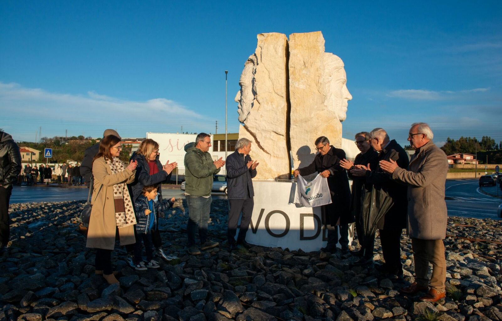 Ribeirão inaugura escultura que celebra a identidade da vila