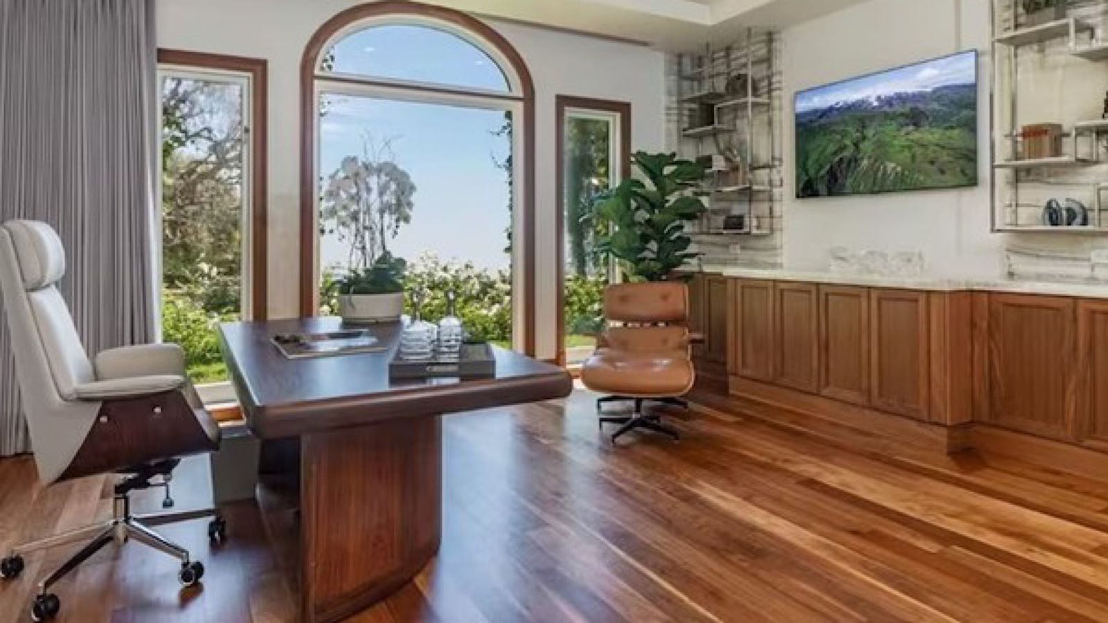 Um dos cômodos da antiga casa de Ricky Martin. O cantor completa 54 anos — Foto: Divulgação