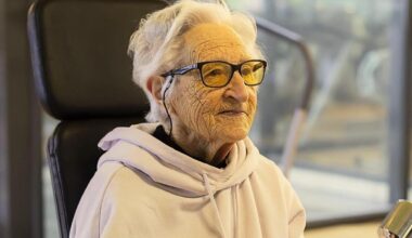 Uma imagem em alta resolução de Iñaxi Lasa executando um exercício de força (puxando um peso ou em uma máquina), com foco na expressão de esforço/concentração, não apenas sorrindo. Isso valida a "seriedade" do treino.