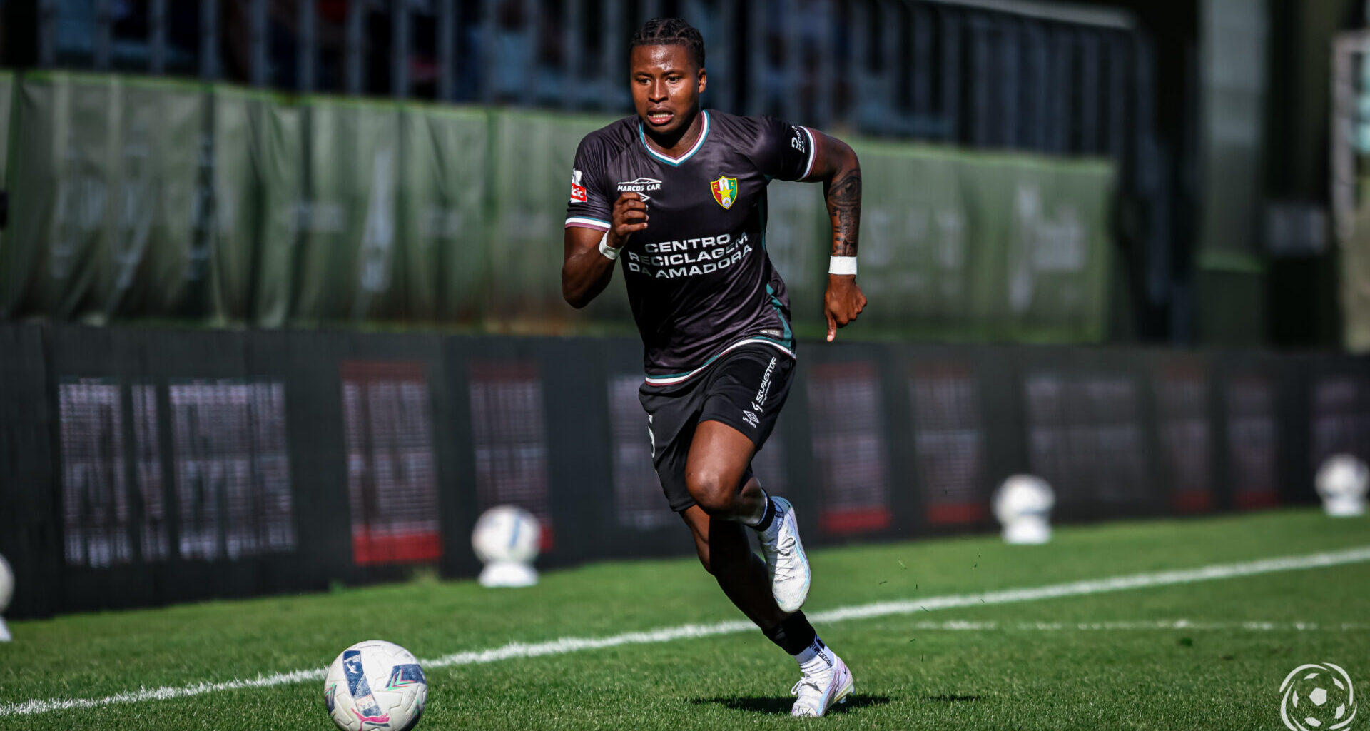 «Pode claramente disputar com o Dahl à esquerda pela posição e podendo também jogar à direita»