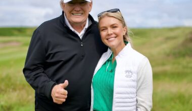 Trump volta a surpreender com comentários 'estranhos' à figura física da sua secretária de imprensa: veja o momento