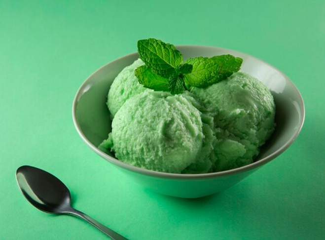 O sorvete sem açúcar também pode enganar: muitas versões aumentam a quantidade de gordura ou aditivos para manter a cremosidade, fazendo com que o valor calórico seja parecido ao do tradicional.-