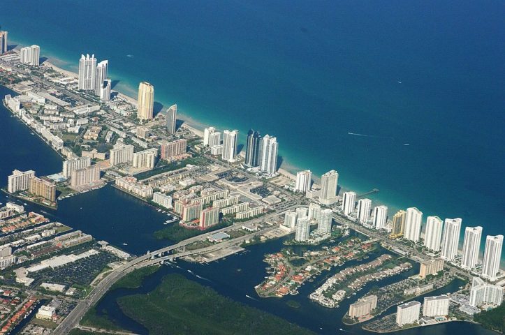 O edifício está situado em Sunny Isles Beach e tem como objetivo criar áreas externas de encher os olhos em cada apartamento.-wikimedia commons Ron Reiring