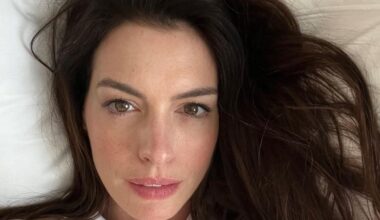 Anne Hathaway revela que canção brasileira foi a sua mais escutada do ano e cita jogador em post