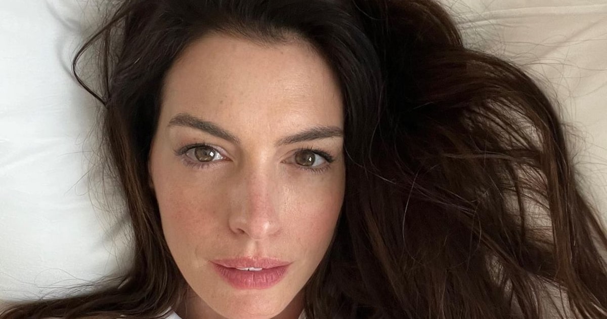 Anne Hathaway revela que canção brasileira foi a sua mais escutada do ano e cita jogador em post