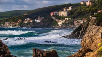 Vista para a mansão conhecida como Villa La Prora, na Toscana - Foto: Reprodução/Gruppo Lungomarecastiglioncello