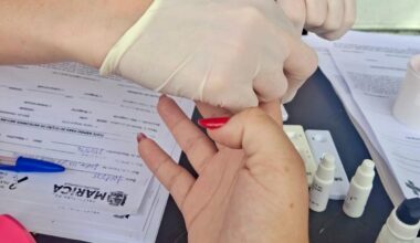 Prefeitura de Maricá realiza ação do Dezembro Vermelho com diálogos e testagem na USF Central