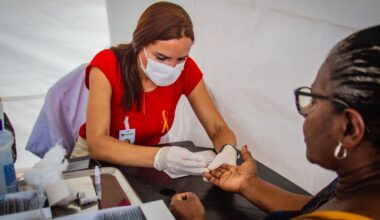 Prefeitura de Maricá realiza ação do Dezembro Vermelho e Laranja com foco na prevenção e conscientização dos moradores