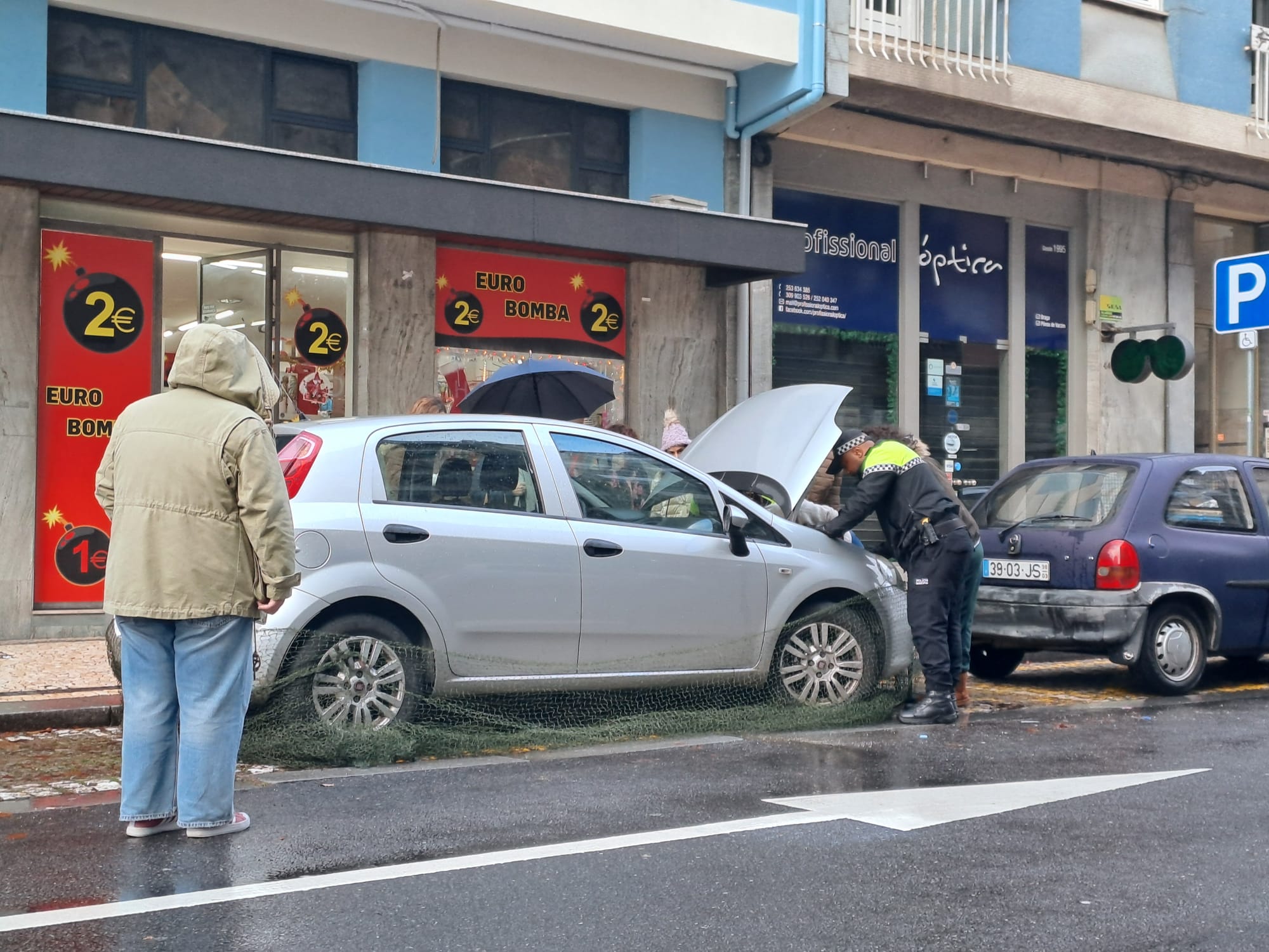Gato foge ao frio mas fica preso no motor de um carro em braga. O final é feliz