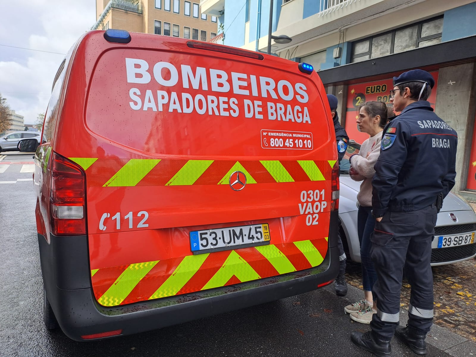 Gato foge ao frio mas fica preso no motor de um carro em braga. O final é feliz