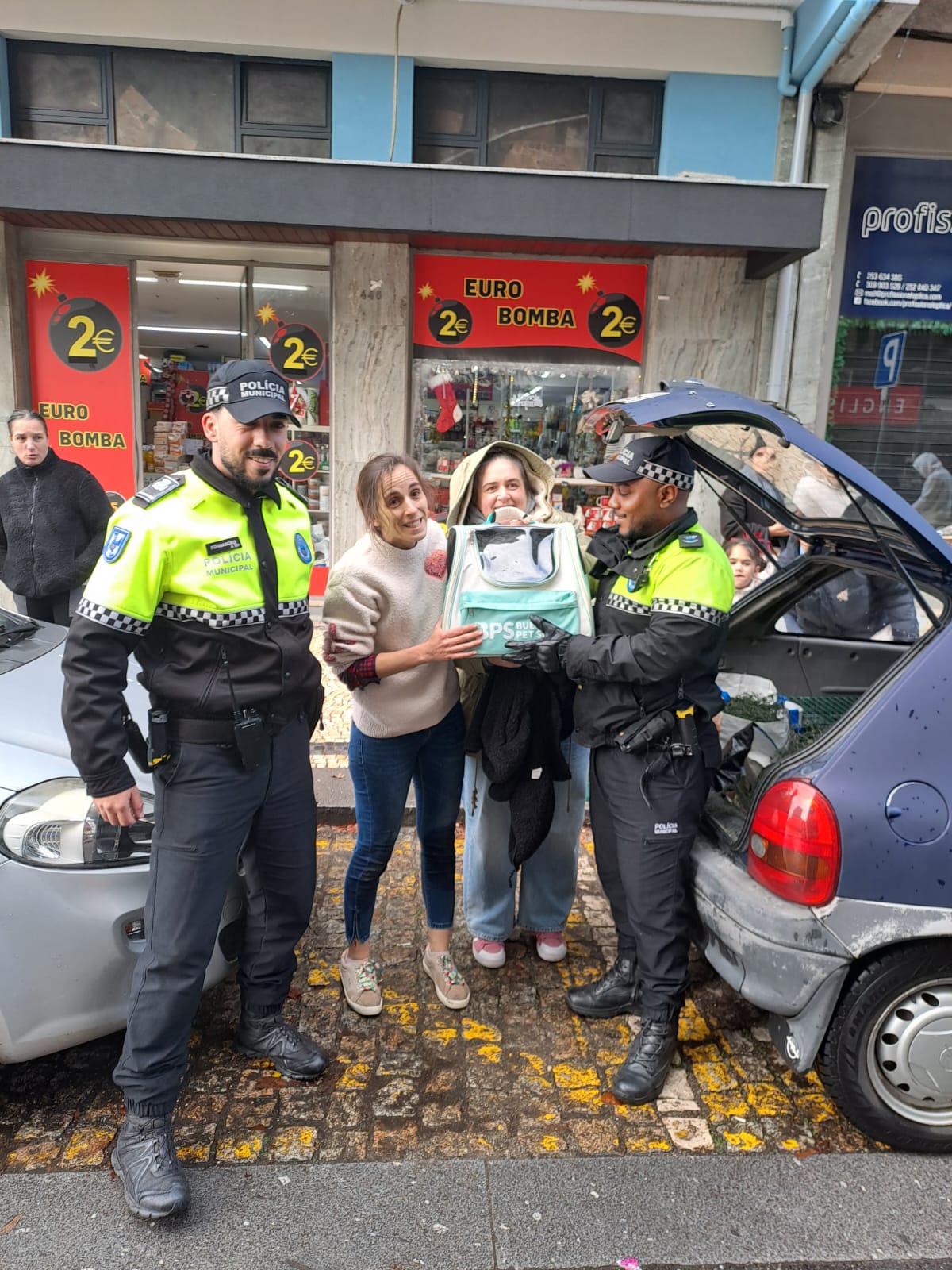 Gato foge ao frio mas fica preso no motor de um carro em braga. O final é feliz