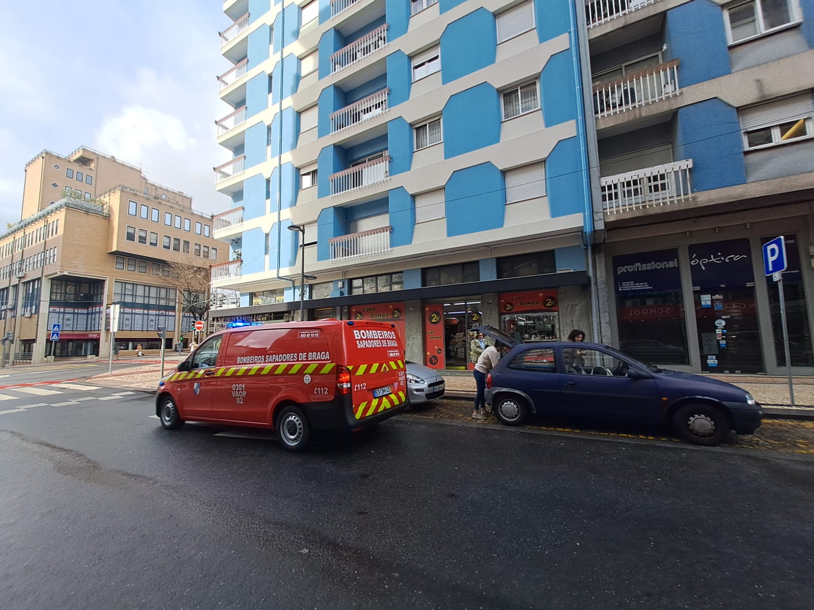 Gato foge ao frio mas fica preso no motor de um carro em braga. O final é feliz