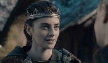 Millie Brady completa 32 anos nesta quarta-feira, 24 - Foto: Reprodução/Netflix
