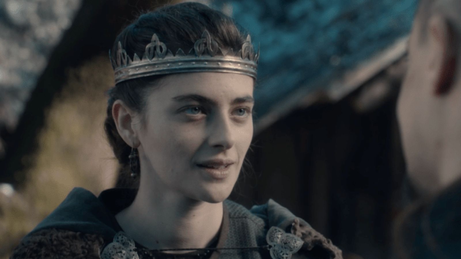 Millie Brady completa 32 anos nesta quarta-feira, 24 - Foto: Reprodução/Netflix