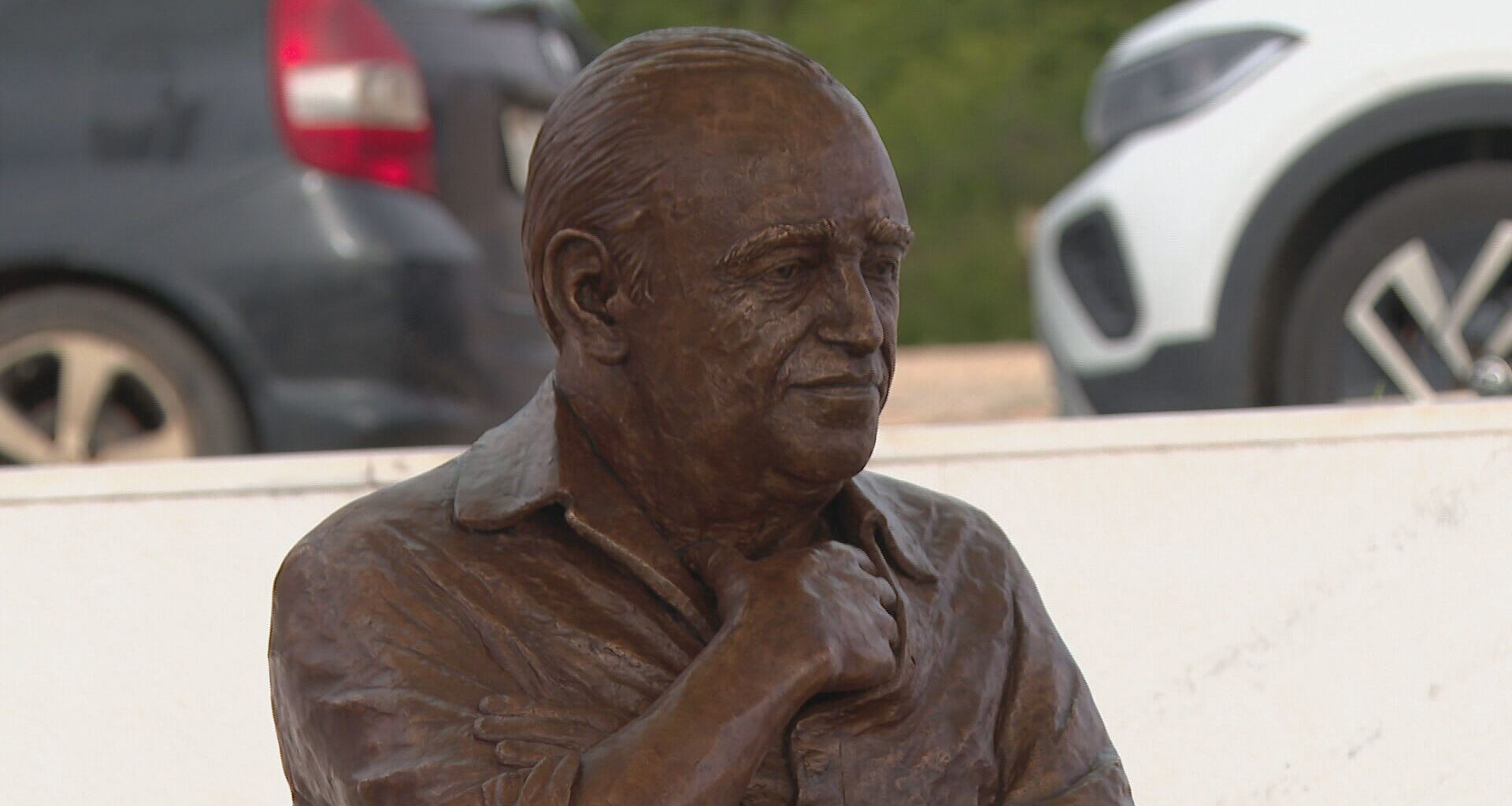 Oscar Niemeyer é homenageado com estátua de bronze no centro de Brasília - G1