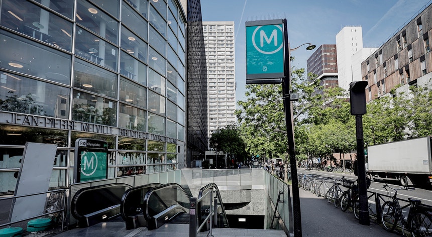 Ataque com faca. Homem fere três mulheres no Metro de Paris