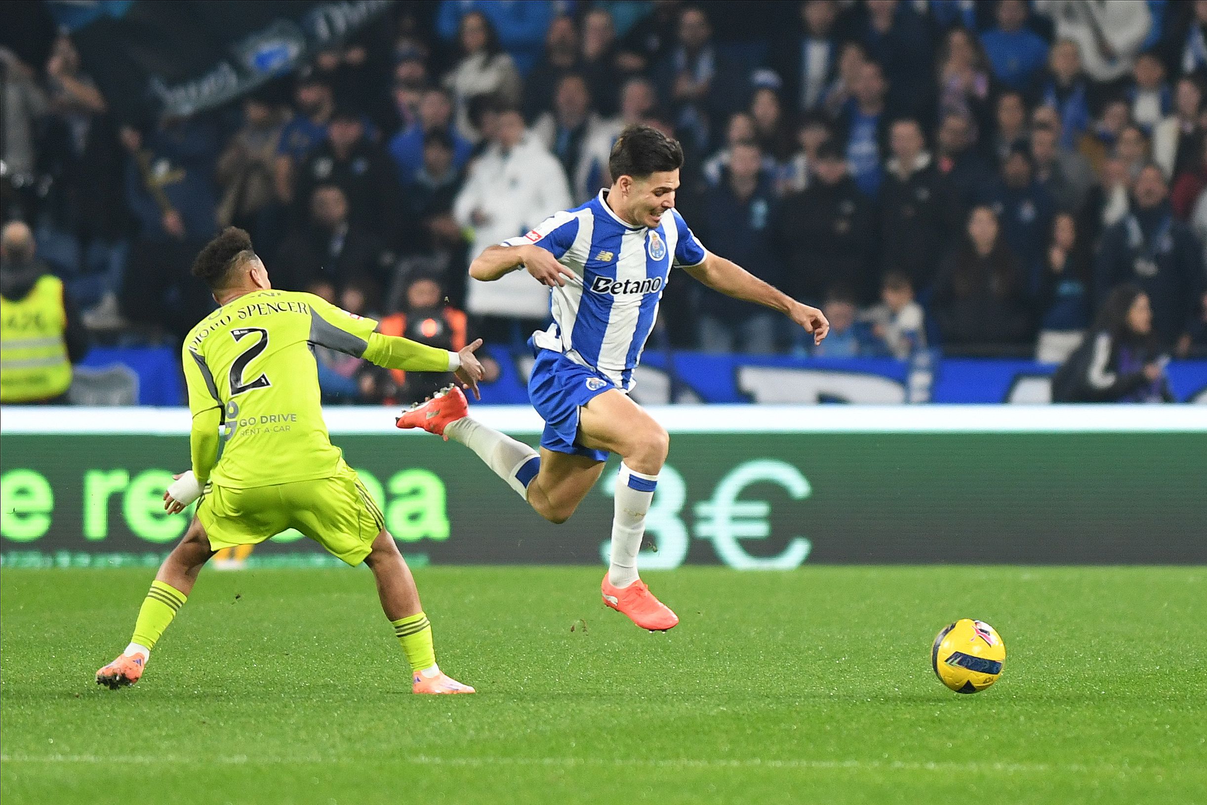 Francisco Moura tenta escapar a Diogo Spencer - Foto: Rogério Ferreira/Kapta+
