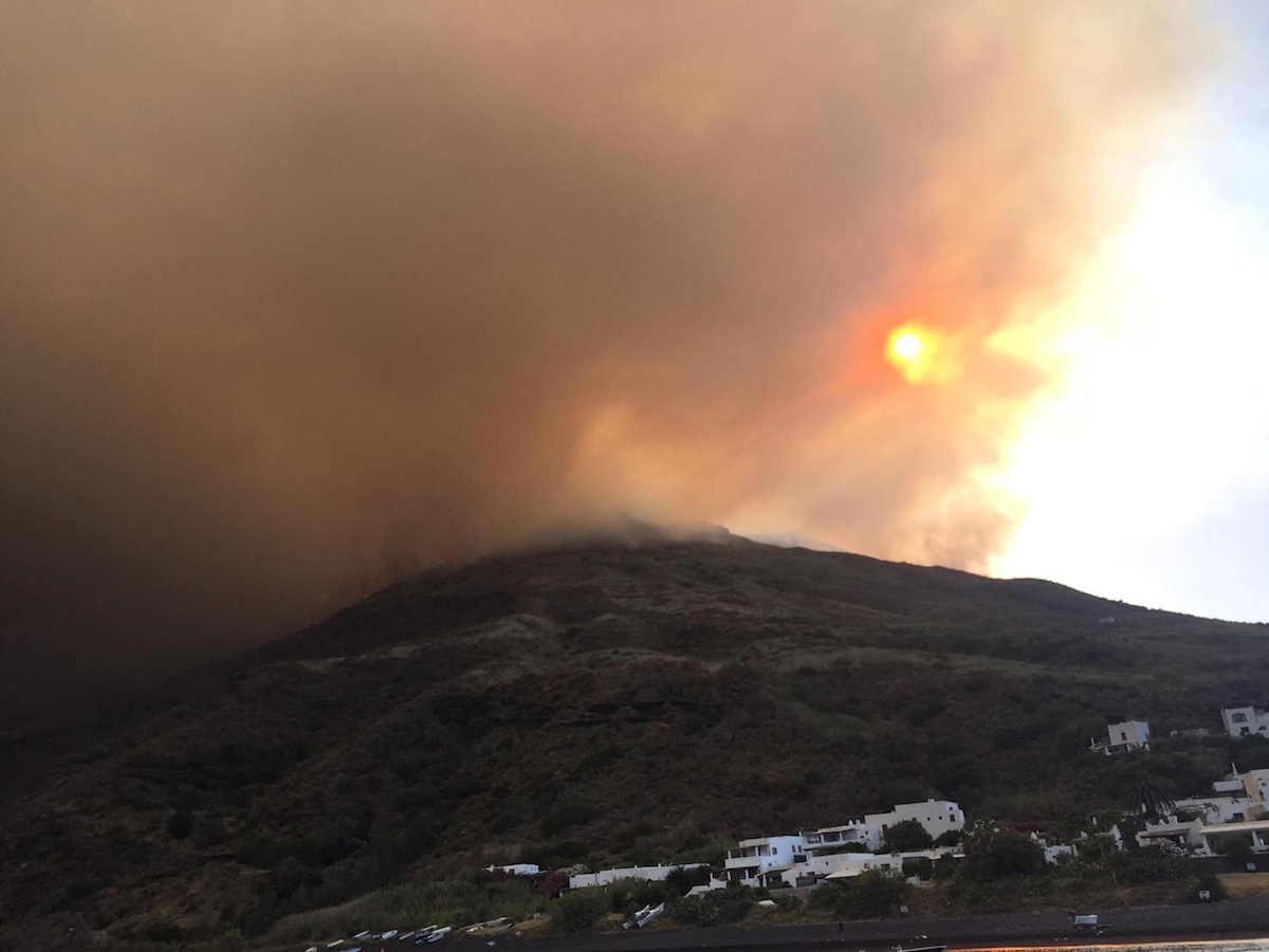 Há um vulcão na Europa a expelir lava continuamente há mais de 2 mil anos