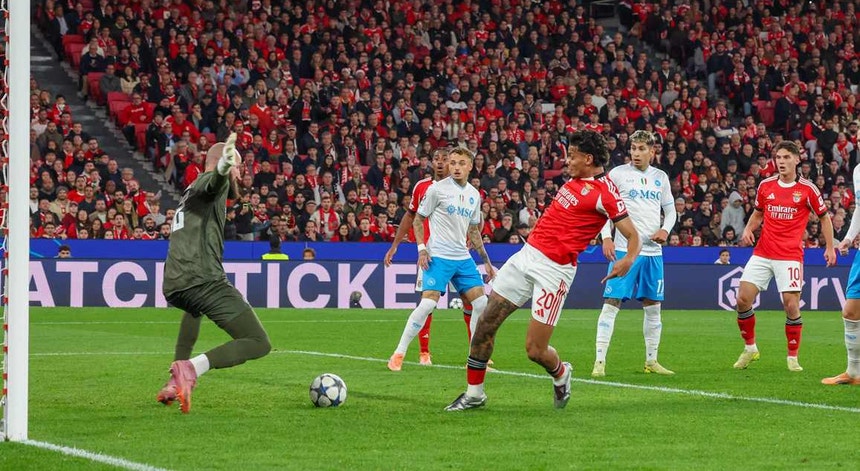 Benfica bate o Nápoles e mantém vivas aspirações na Champions