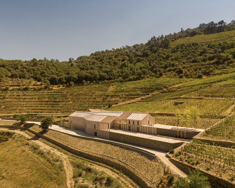 Adega da Quinta de Adorigo / Atelier Sergio Rebelo - Imagem 1 de 32