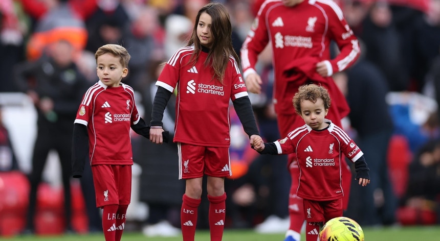 Emoção em Anfield. Filhos de Diogo Jota entraram em campo