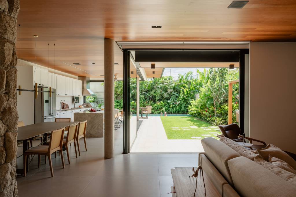 ambiente-arejado Sala de estar, cozinha e quintal integrados por amplas portas de correr