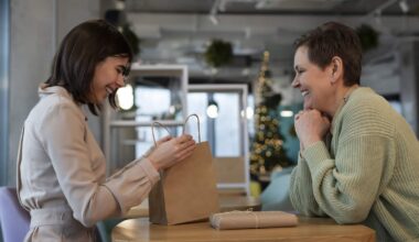 Duas mulheres frente a frente. A da esquerda segura um saco de papel