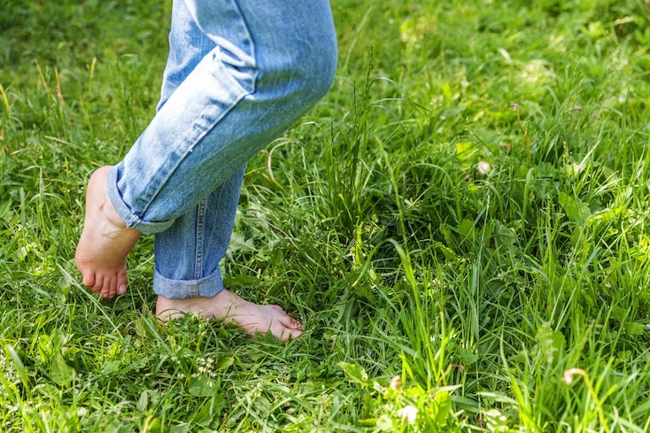 pessoa andando na grama