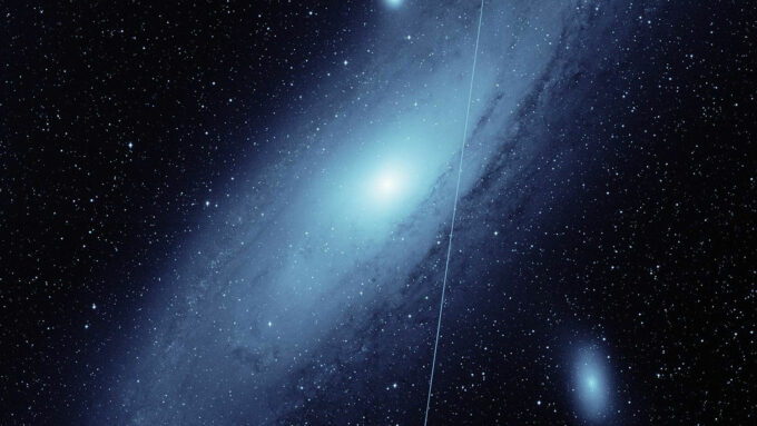 Galáxia de Andrômeda, capturada pelo Zwicky Transient Facility (ZTF) em 19/05/2021; o rastro luminoso foi deixado por satélite da Starlink. A foto completa (clique para ver) mostra apenas 1/16 do campo de visão total do ZTF (Crédito: Caltech Optical Observatories/IPAC)