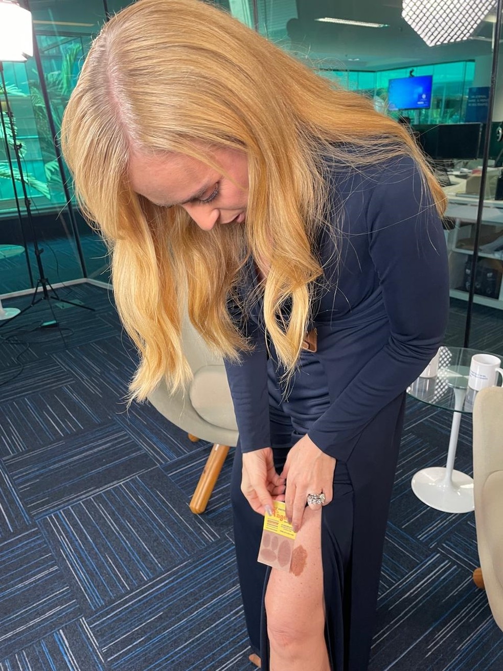 Angélica e o adesivo que reproduz sua pinta — Foto: Maria Fortuna