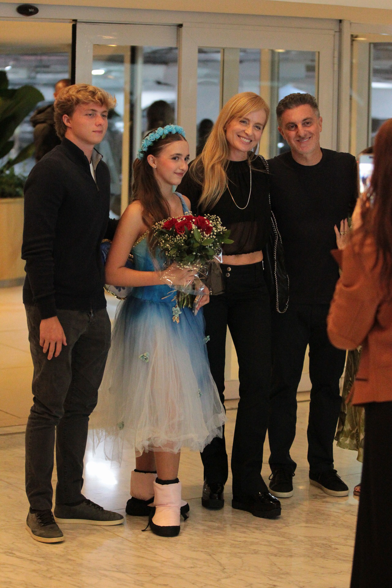 Angélica e Luciano Huck acompanham apresentação de dança da filha, Eva Huck - Foto: Edson Douglas / AgNews