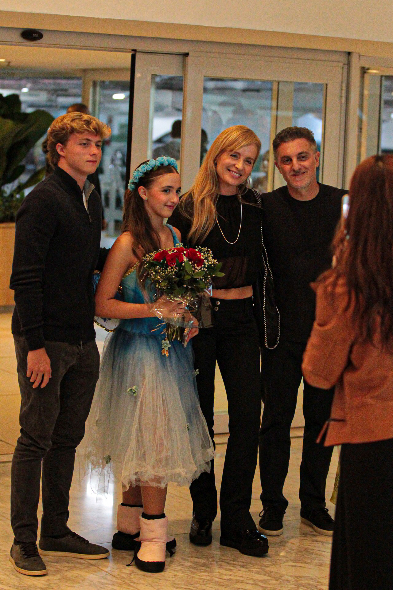 Angélica e Luciano Huck acompanham apresentação de dança da filha, Eva Huck - Foto: Edson Douglas / AgNews