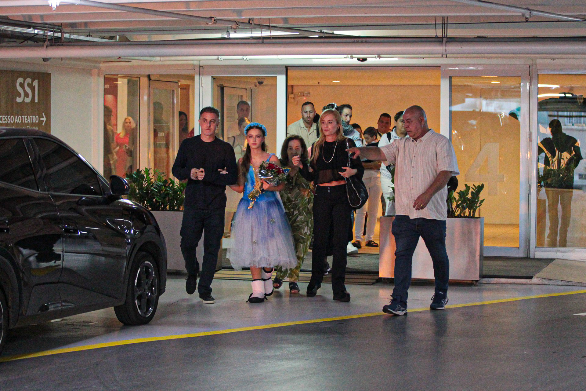 Angélica e Luciano Huck acompanham apresentação de dança da filha, Eva Huck - Foto: Edson Douglas / AgNews