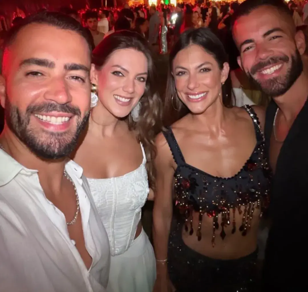 Rafa e Pipo curtem réveillon em Carneiros ao lado das namoradas
