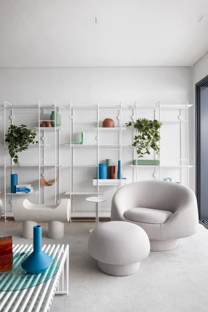 Apartamento moderno traz tons de verde e móveis com linhas orgânicas. Projeto de Bohrer Arquitetos.