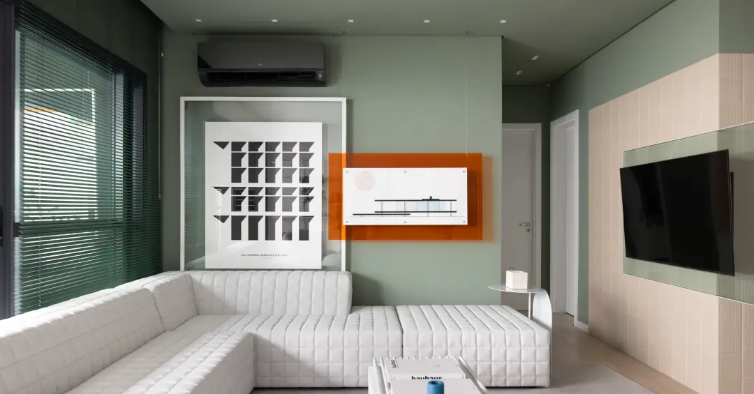 Apartamento moderno traz tons de verde e móveis com linhas orgânicas