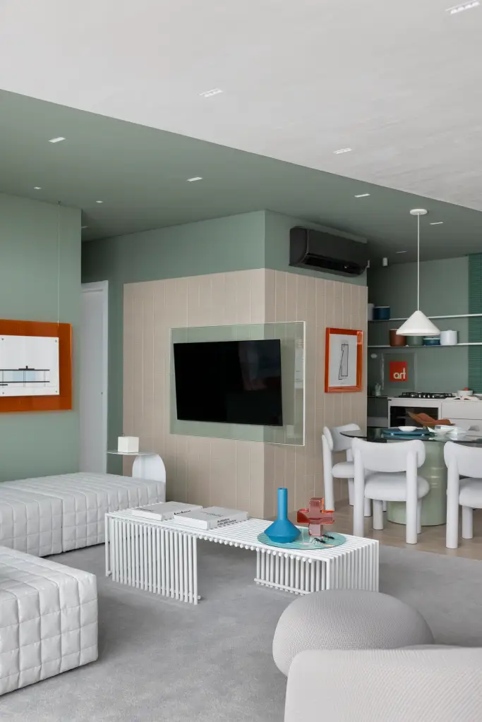 Apartamento moderno traz tons de verde e móveis com linhas orgânicas. Projeto de Bohrer Arquitetos.