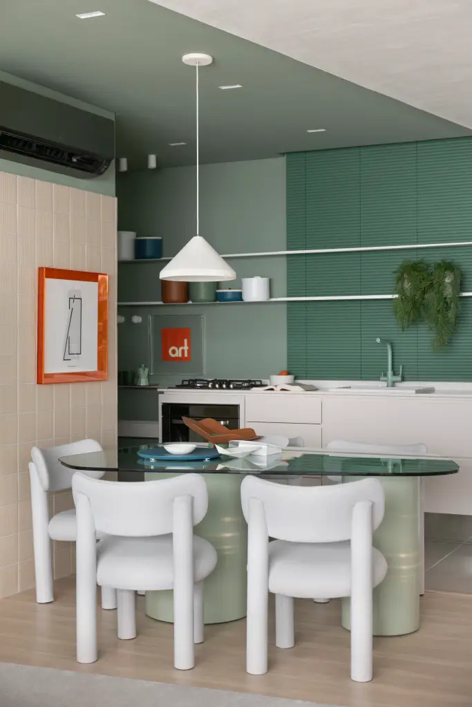 Apartamento moderno traz tons de verde e móveis com linhas orgânicas. Projeto de Bohrer Arquitetos.