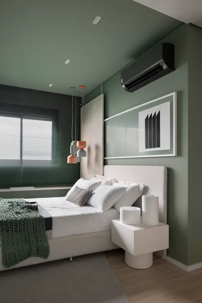 Apartamento moderno traz tons de verde e móveis com linhas orgânicas. Projeto de Bohrer Arquitetos.