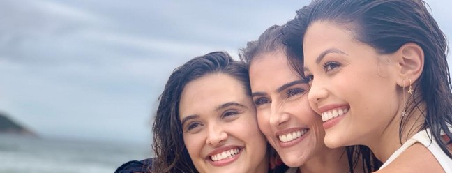 O sorriso de Juliana Paiva, Deborah Secco e Vitória Strada — Foto: TV Globo