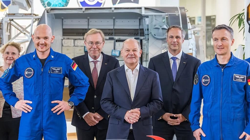 (Da esquerda para a direita): O astronauta Alexander Gerst, o chanceler Olaf Scholz e o astronauta Matthias Maurer no EAC (Centro Europeu de Astronautas) da ESA. Alemães podem ser os primeiros europeus a orbitar a Lua. 