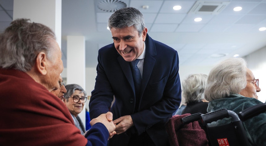 Mensagem de Natal do PS. Carneiro relembra desafios na habitação e saúde